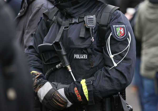 Policajti monitorujú príchod fanúšikov v Dortmunde. Policajti monitorujú príchod fanúšikov v Dortmunde.