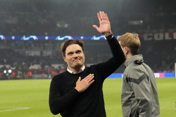 Tréner Dortmundu Edin Terzič sa teší po odvetnom zápase semifinále Ligy majstrov.