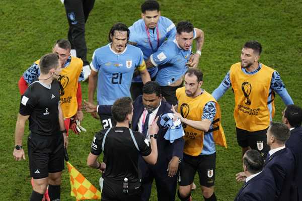 Edinson Cavani a rozzúrení hráči Uruguaja protestujú po zápase s Ghanou.