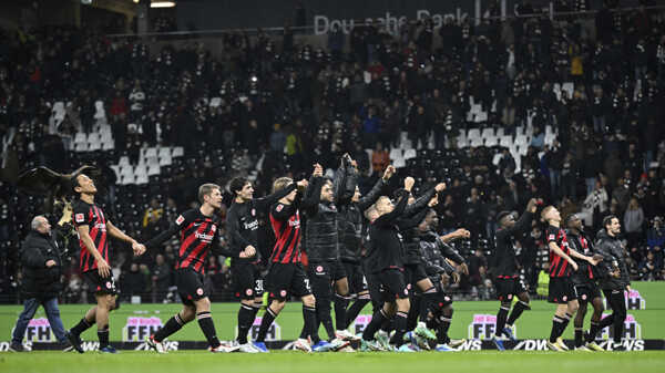 Futbalisti Frankfurtu oslavujú s fanúšikmi výhru 5:1 s Bayernom.