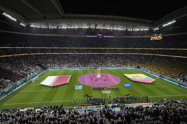 Hráči oboch tímov sú nastúpení pred úvodným zápasom A-skupiny Majstrovstiev sveta vo futbale 2022 Katar - Ekvádor.