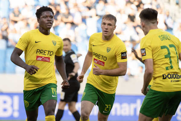 Zľava Eric Bile, Dominik Javorček a Mário Sauer (všetci Žilina) sa radujú po strelení gólu.