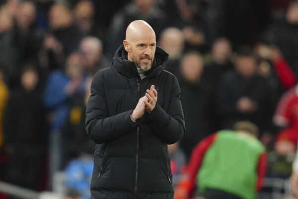Tréner Manchestru United Erik ten Hag tlieska počas zápasu. Tréner Manchestru United Erik ten Hag tlieska počas zápasu.