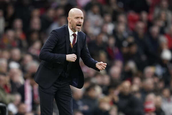 Tréner Manchestru United Erik ten Hag kričí počas štvrťfinálového zápasu.