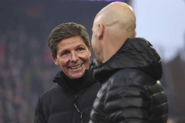 Sprava tréner Manchestru United Erik ten Hag a tréner Crystalu Palace Oliver Glasner.