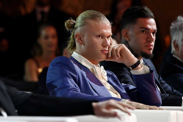 Nórsky futbalista Erling Haaland počas slávnostného vyhlásenia ankety Globe Soccer Awards.