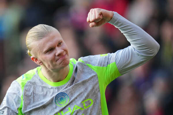 Futbalista Manchestru City Erling Haaland sa teší z gólu.