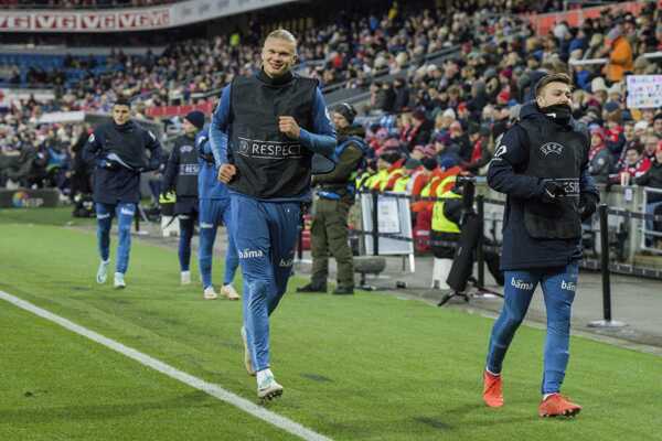 Rozcvičujúci sa Erling Haaland.