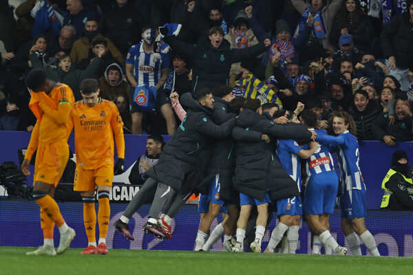 Hráči Espanyolu oslavujú po góle Carlosa Romera proti Realu Madrid.