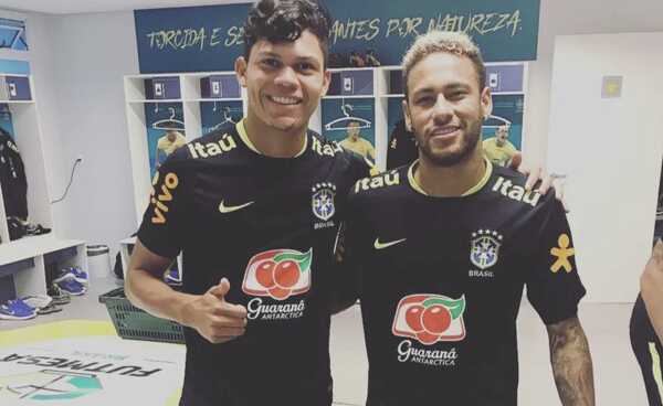 Brazílčania Evanilson a Neymar.