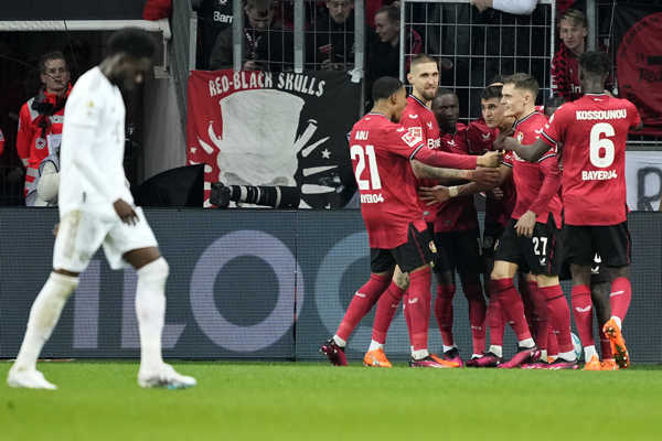 Hráč Leverkusenu Exequiel Palacios (tretí sprava) oslavuje so spoluhráčmi po tom, ako strelil druhý gól.