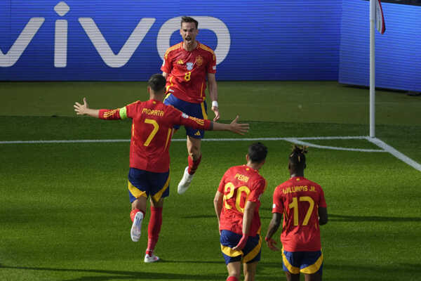 Španielsky stredopoliar Fabian Ruiz oslavuje druhý gól.