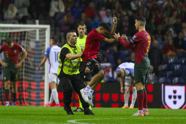 Fanúšik, ktorý vtrhol na ihrisko a Cristiano Ronaldo.