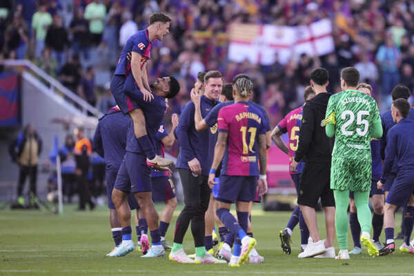 Hráči Barcelony sa radujú po triumfe s Realom.