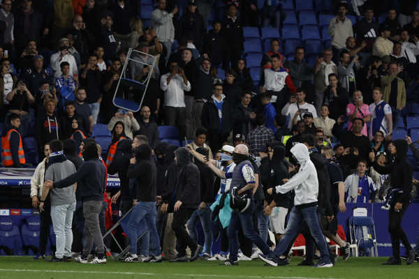 Futbaloví fanúšikovia bežia na hraciu plochu počas osláv majstrovského titulu FC Barcelona.