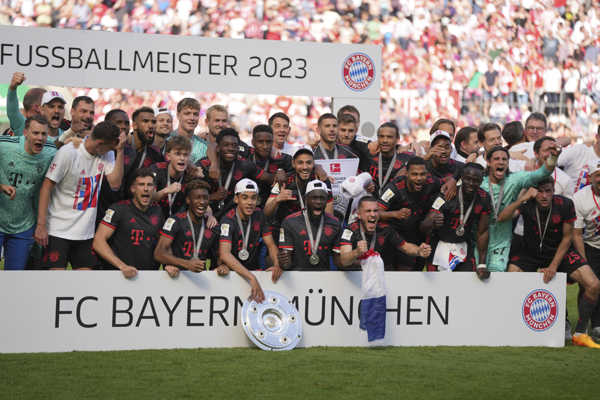 Hráči Bayernu Mníchov oslavujú víťazstvo v nemeckej futbalovej Bundeslige.