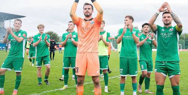 Oslavujúci futbalisti FC Petržalka.