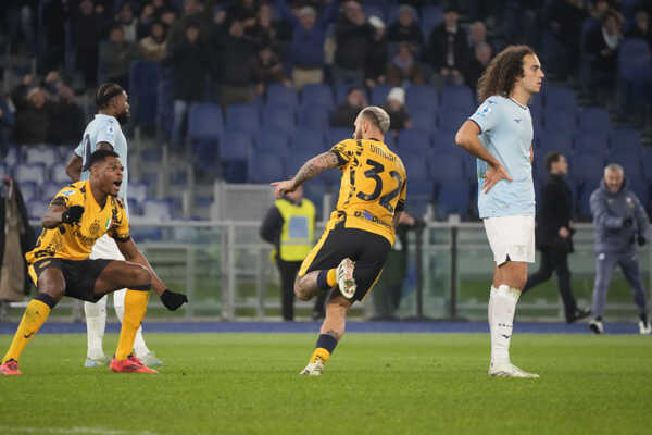 Federico Dimarco (uprostred) z Interu Miláno sa raduje z gólu.