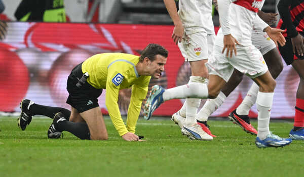 Nemecký futbalový rozhodca Felix Brych si roztrhol väzy v kolene.