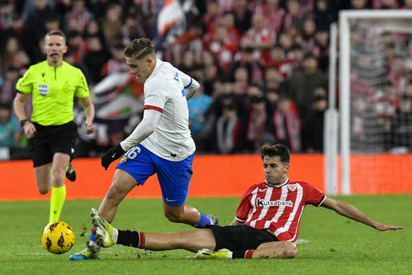 Hráč Barcelony Fermin López (vľavo) bojuje o loptu s Inigom Lekueom z Athletica Bilbao.