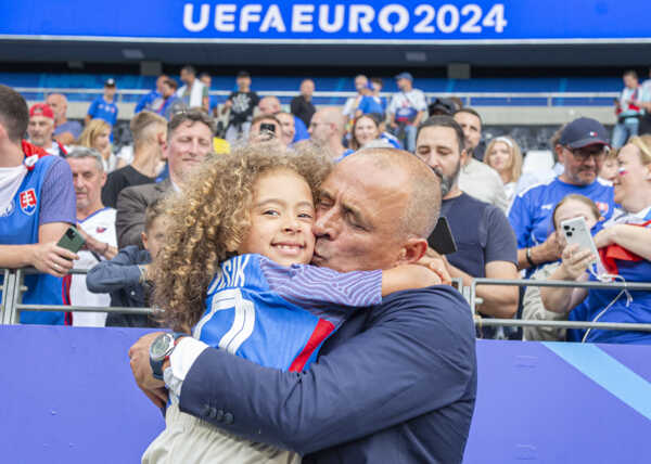 Francesco Calzona objíma svoju dcéru po víťazstve s Belgickom.