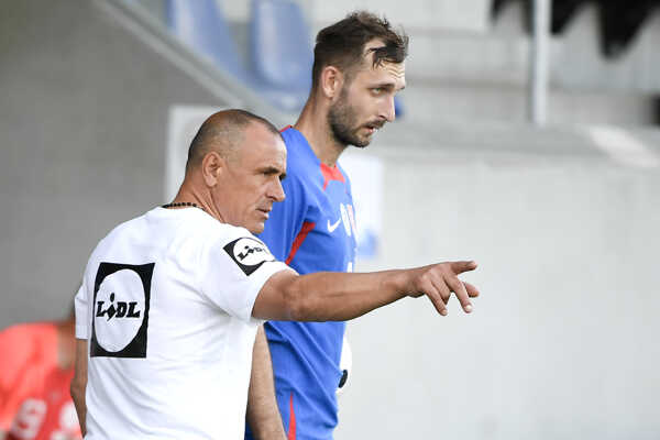 Vľavo tréner slovenskej futbalovej reprezentácie Francesco Calzona a jeho zverenec Norbert Gyömbér. Vľavo tréner slovenskej futbalovej reprezentácie Francesco Calzona a jeho zverenec Norbert Gyömbér.