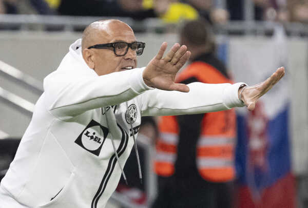 Tréner Slovenska Francesco Calzona gestikuluje.