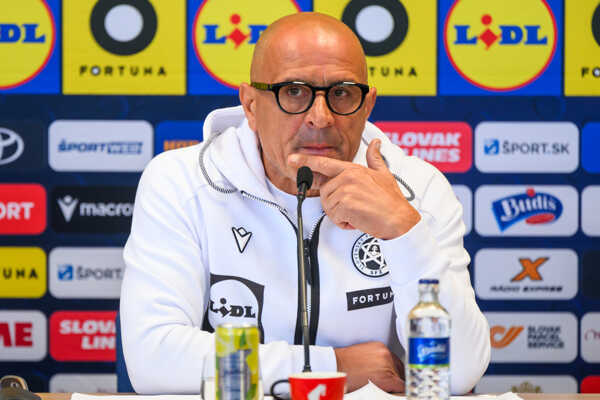 Tréner Slovenska Francesco Calzona.
