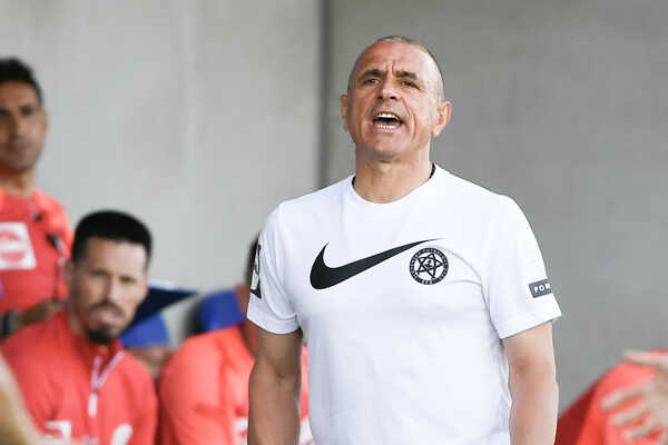 Tréner slovenskej futbalovej reprezentácie Francesco Calzona kričí počas prípravného futbalového zápasu.