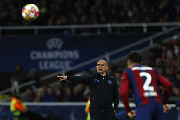 Tréner Calzona v odvetnom súboji Neapolu v Barcelone.