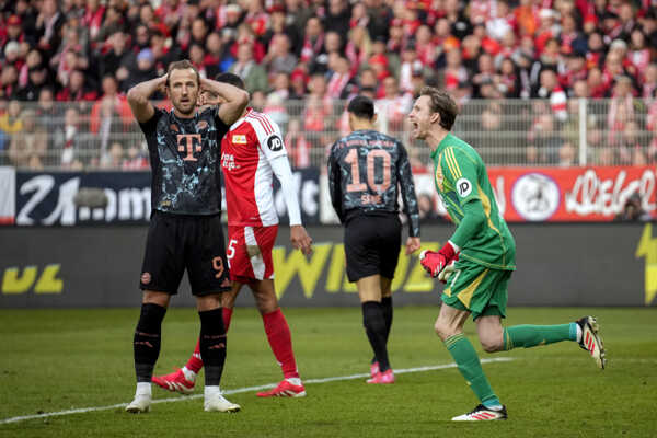 Hráč Bayernu Harry Kane (vľavo) a brankár Unionu Frederik Ronnow (vpravo).