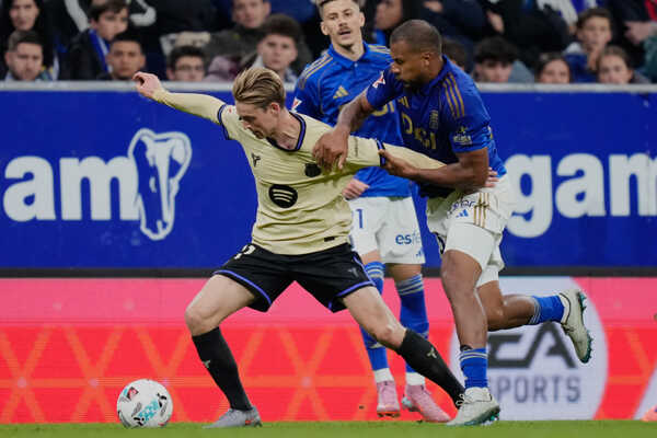 Hráč Barcelony Frenkie de Jong (vľavo) a hráč Ovieda Salomon Rondon bojujú o loptu.