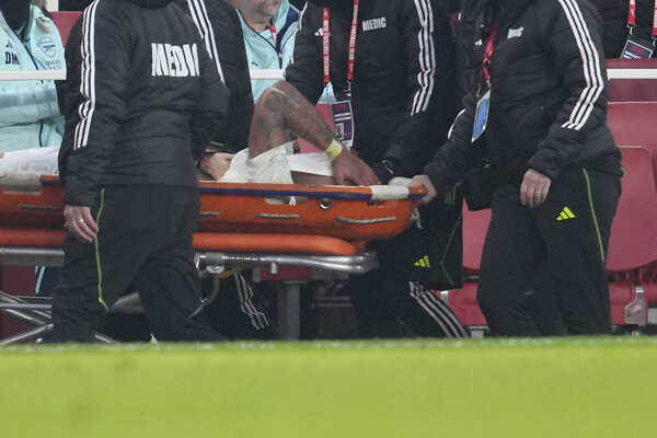 Zranený futbalista Arsenalu Gabriel Jesus, ktorého odnášajú na nosidlách.