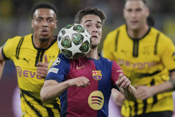 Hráč FC Barcelony Gavi s loptou.