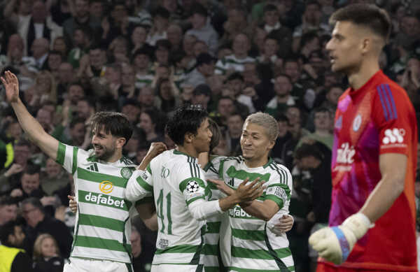 Zľava hráči Celticu Glasgow Greg Taylor, strelec gólu Kjógo Furuhaši a Daizen Maeda sa radujú z gólu.