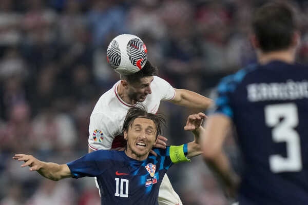 Luka Modrič (uprostred vpredu) v hlavičkovom súboji s Turkom Hakanom Calhanogluom. Luka Modrič (uprostred vpredu) v hlavičkovom súboji s Turkom Hakanom Calhanogluom.