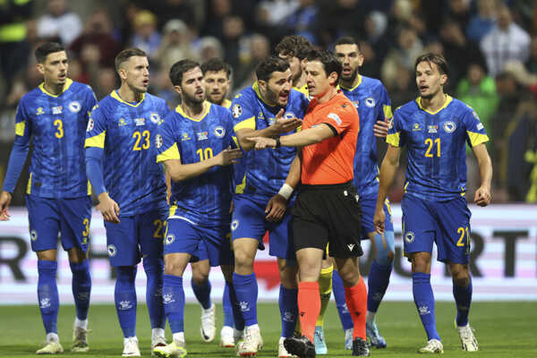 Futbalisti Bosny a Hercegoviny a hlavný rozhodca Halil Umut Meler.