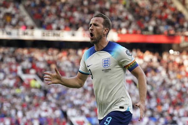 Harry Kane v drese Anglicka oslavuje gól. Harry Kane v drese Anglicka oslavuje gól.
