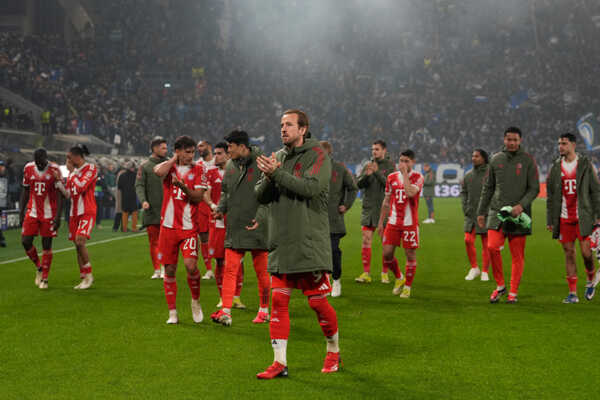 Hráč Bayernu Harry Kane (vpredu) tlieska svojim fanúšikom.