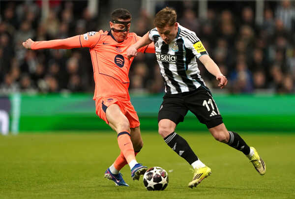 Robert Lewandowski (vľavo) z FC Barcelony a Harvey Barnes z Newcastle United v súboji o loptu.