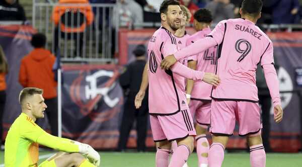 Vľavo slovenský brankár New England Revolution Henrich Ravas a oslavujúci Lionel Messi so spoluhráčmi.