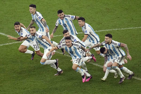 Argentínski hráči, radosť po triumfe na MS 2022.