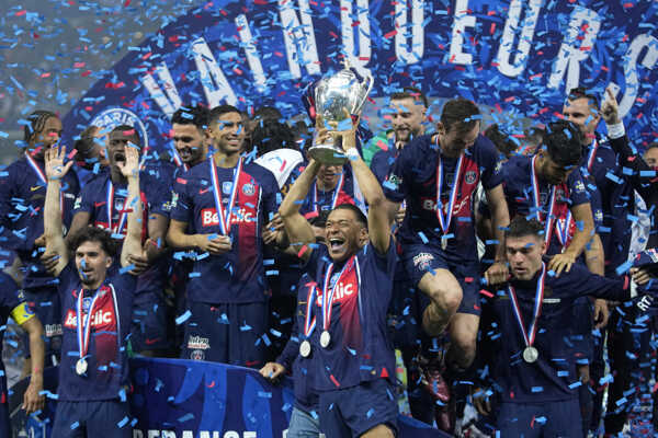 Hráči PSG oslavujú víťazstvo vo Francúzskom pohári. Hráči PSG oslavujú víťazstvo vo Francúzskom pohári.