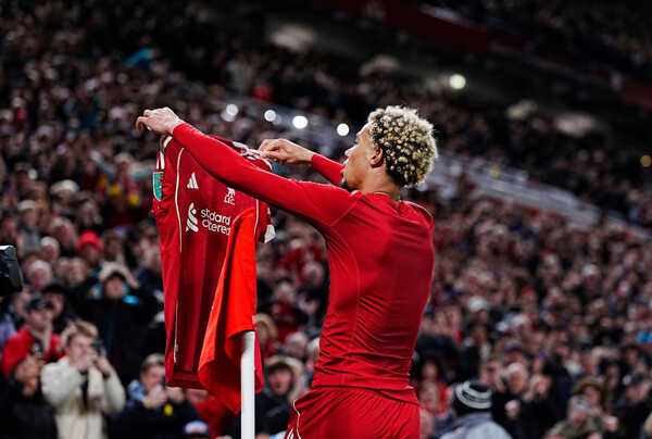 Futbalista Liverpoolu Hugo Ekitike sa teší z gólu.