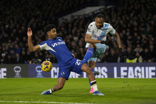 Futbalista Chelsea Londýn Ian Maatsen (vľavo) a hráč Crystal Palace Jordan Ayew bojujú o loptu.