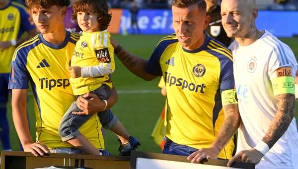 Lúčiaci sa Igor Žofčák a kapitán Slovana Vladimír Weiss.