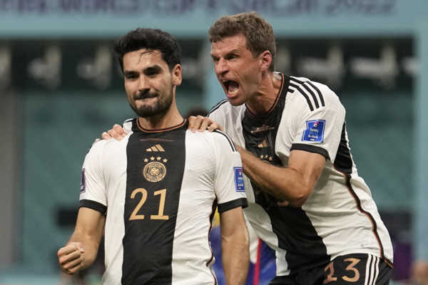 Ilkay Gündogan a Thomas Müller oslavujú gól Nemecka.
