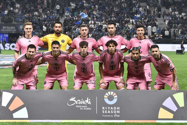 Futbalisti Interu Miami pózujú pred prípravným futbalovým zápasom proti tímu Al-Hilal.