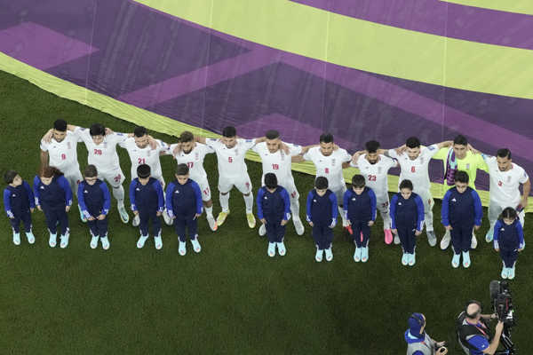 Iránski futbalisti počas národnej hymny.
