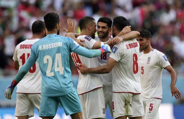 Iránski futbalisti sa tešia po víťazstve 2:0 nad Walesom.
